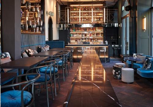 Bar am Wasser